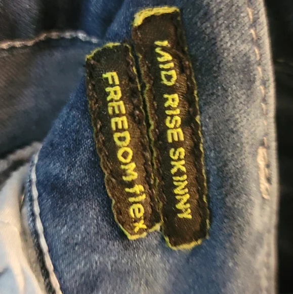 Rue 21 denim jeans Mid rise skinny freedom flex 2 button faded - Picture 3 of 13